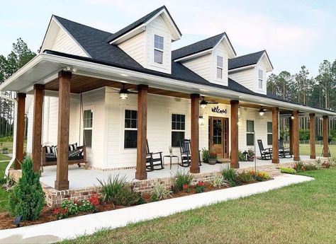 Farmhouse Blueprints, White Farmhouse Exterior, Farmhouse Backyard, Dream Building, Farmhouse Life, White Exterior Paint, Porch Remodel, Vintage History, Barn Style House Plans