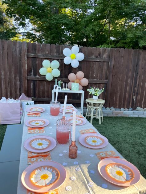 Daisy Theme Birthday Decor, Diy Daisy Birthday Decor, Daisy Themed Birthday Party Backdrop, Backyard Birthday Decorations, Daisy Flower Birthday Decoration, Retro Flower Birthday Party, Daisy Birthday Party Ideas, Flower Party Themes, Pastel Theme Party