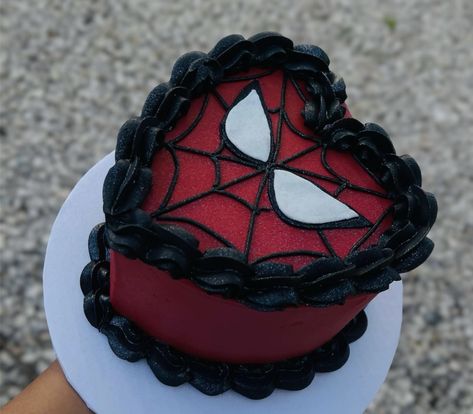 Spider Man Treats, Spooky Cake Ideas, Miles Morales Cake, Pastel Spiderman, Cakes Spiderman, Spider Man Cake, Heart Birthday Cake, Quince Cake, Spiderman Birthday Cake