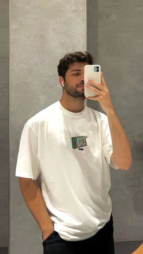 Fake Man Photo, Mirror Selfie Poses Men, Men Selfie Poses, Mirror Selfie Men, Aesthetic Guy Outfits, Fake Boy, Handsome Arab Men, Men Haircut Styles, Outfits Hombre