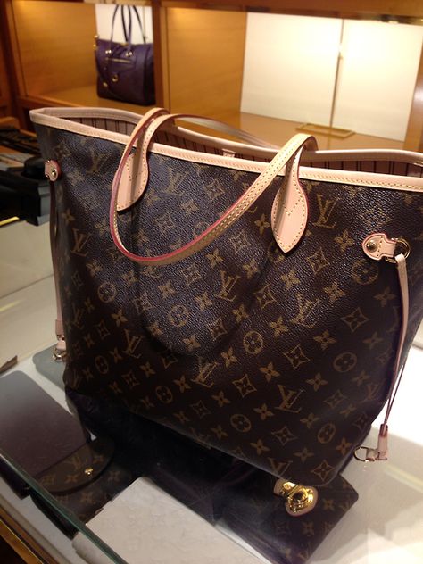 Louis Vuitton Lv Trunk, Louis Vuitton Outfits, Dream Purse, Monogram Neverfull, Casual Chique, Lv Bags, Lv Handbags, Handbag Outlet, Henri Bendel