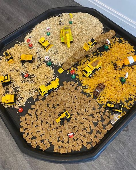 Truck Sensory Play, Construction Tuff Tray Ideas, Mess Free Tuff Tray Ideas, Construction Tuff Tray, Tuff Tray Ideas Toddlers, Messy Play Activities, Winter Sensory Bin, Sensory Bin Play, Sensory Play Toddlers