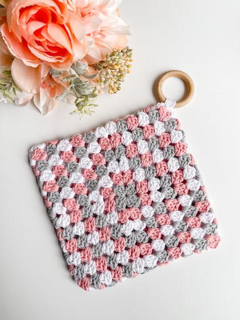 Granny Square Hot Pad Granny Square Hot Pad, Granny Square Potholder, Free Crochet Granny Square Patterns, Basic Granny Square, Granny Square Patterns, Crochet Mens Hat, Thanksgiving Crochet, Yarn Scraps, Crochet Hot Pads