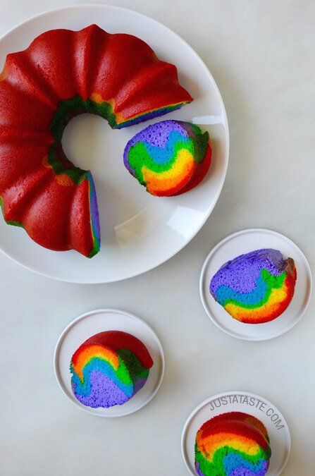 Video: Easy Rainbow Cake #recipe via justataste.com Halloween Rainbow Cake, Rainbow Party Snack Ideas, Easy Rainbow Cake Recipe, Easy Rainbow Cake, Gökkuşaği Pasta, Rainbow Cake Recipe, Rainbow Desserts, Rainbow Cakes, Rainbow Birthday Cake