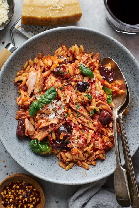 Pasta Putanesca, Baked Orzo, Pasta Puttanesca, Weekend Dinner, Small Pasta, Orzo Pasta, Fit Food, One Pot Pasta, Food Dinner