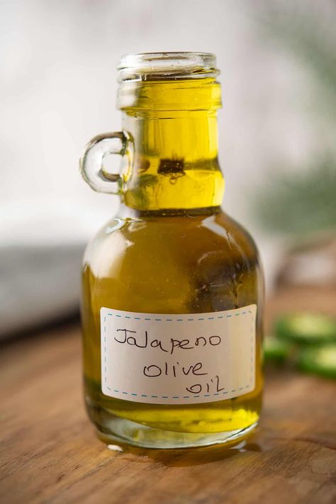 Create a zesty kick with this Easy Jalapeno Olive Oil recipe. Infuse olive oil with fresh jalapeños for a flavorful punch that enhances any dish. Embrace the heat! Jalapeno Seasoning Recipe, Jalapeno Oil Recipes, Pepper Oil Recipe, Jalapeno Olive Oil Recipe, How To Make Olive Oil, Infused Olive Oil Recipes, Spicy Oil Recipe, Diy Infused Olive Oil, Fermented Jalapeños