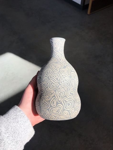 Ceramic Vase Carving Ideas, Pinch Pot Carving Ideas, Carving Patterns Ceramics, Pottery Vase Decorating Ideas, Flower Carving Ceramics, Sgraffito Vase Design, Carving In Pottery, Scraffito Designs Vase, Scrafito Ceramics Vase