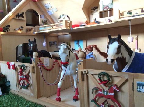 Horse Barn Decor, Schleich Horses Stable, Toy Horse Stable, Horse Themed Bedrooms, Horse Tack Diy, Diy Horse Barn, Schleich Horses, Barbie Horse, Bryer Horses