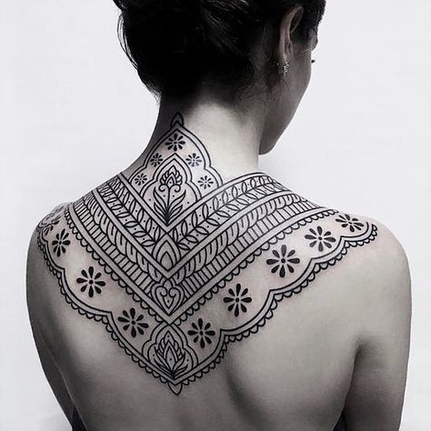 Tato Mandala, Big Tattoos, Geometric Chest, Back Of Neck Tattoo, Muster Tattoos, Intricate Tattoo, Ornamental Tattoo, Mandala Tattoo Design, Diy Tattoo