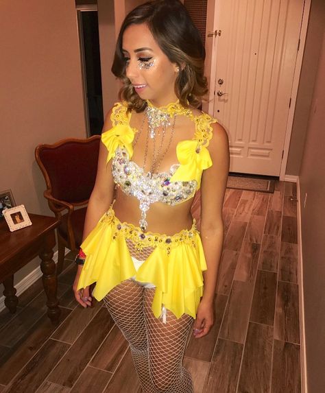 How GORGEOUS is @dancingfurby in her yellow diamond doll outfit!!!  LOVE ✨ Yellow Festival Outfit, Yellow Rave Outfit, Rave Dress, Festival Outfit Inspiration, Rave Babe, Edm Rave, Rave Fits, Edc Outfits, Rave Girl