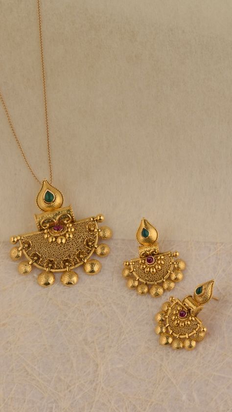 Celebrating craftsmanship in 22kt gold, with the AZVA pendant Trending Gold Jewellery Designs, Polki Diamond Jewellery, Diamond Jewerly, Gold Pendant Necklace Jewellery, Gold Pendent, Gold Jewelry Outfits, Gold Earrings Models, Modern Gold Jewelry, Gold Jewelry Simple Necklace