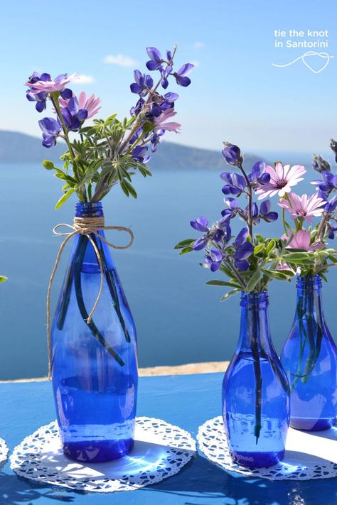 #centerpiece DIY Santorini Wedding |See the full post here:http://tietheknotsantorini.com/blog/diy-santorini-wedding-decor-blue-purple Vases With Flowers, Blue Vases, Greek Decor, Tafel Decor, Deco Nature, Santorini Wedding, Greek Wedding, Greek Style, Blue Bottle