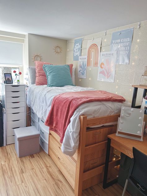 Penn State College Dorm, Blue Bedroom Pink Accents, Cute Dorm Rooms Boho, Dorm Room Ideas Grey And Pink, Blue Pink Dorm Room, Pink And Blue Boho Bedroom, Utampa Dorm Room, Cute Dorm Rooms Pink, Dorm Decor Inspiration