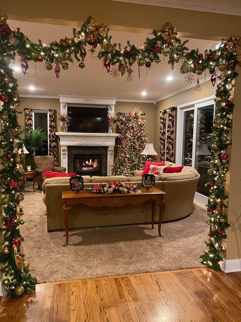 Christmas Cozy Home Living Room, Hobby Lobby Winter Decor, Crismas Room Decor Ideas, Crismas Ideas Decoration Home, Christmas Sliding Glass Door Decor, Christmas Themed Living Room, Christmas Interior Decor Ideas, Christmas Wall Decor Ideas For Living Room, Decoracion Escaleras Navidad Ideas