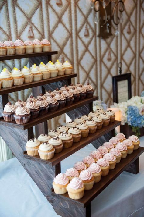 Wedding Cake Display Ideas, Cake Display Ideas, Budget Desserts, Wedding Cake Display, Rustic Wedding Decorations, Dessert Bar Wedding, Traditional Wedding Cake, Diy Desserts, Cupcake Display