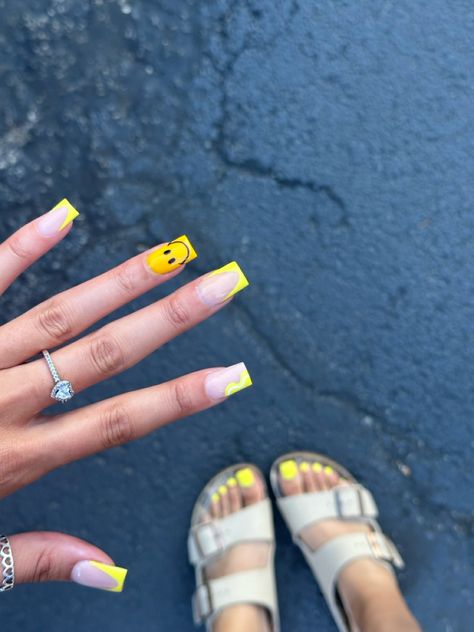 Long Smiley Face Nails, Neon Nails Black Women, Fun Yellow Nails, Quick Nail Ideas, Yellow Short Nails Design, Short Yellow Nails Design, Yellow Smiley Face Nails, Simple Nail Designs Summer, Yellow Short Nails