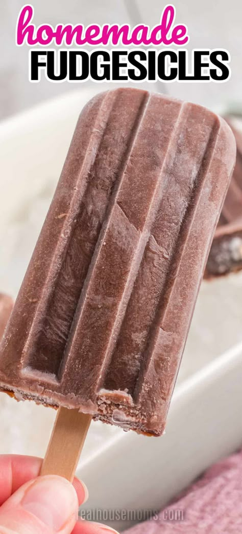 Creamy, chocolatey, and EXACTLY like the classic treat. This homemade Fudgesicle recipe is going to be a new favorite in your house! Fudge Bars Frozen, Homemade Chocolate Popsicles, Popsicle Recipes Chocolate, Fudge Popsicle Recipe, Chocolate Popsicle Recipes, Homemade Fudgesicles, Fudgesicle Recipe, Fudge Popsicles, Chocolate Popsicle