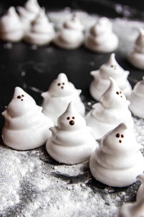 Homemade Ghost Marshmallows, Ghost Marshmallow Treats, Halloween Marshmellow Ideas, Homemade Halloween Marshmallows, Marshmallow Ghosts Halloween, Creepy Baked Goods, Rice Crispy Ghosts, Small Halloween Treats, White Halloween Food