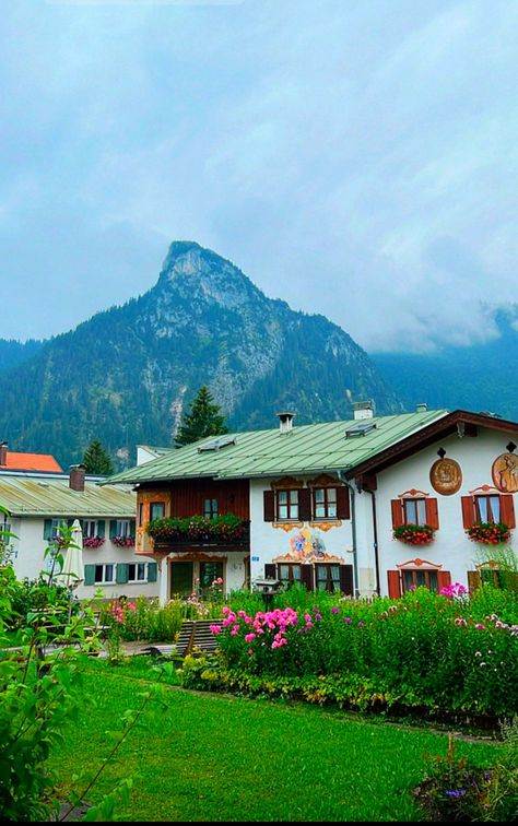 Oberammergau is a town in the Bavarian Alps, Germany. It’s known for its once-a-decade performance of the Passion Play in the Passion Play Theater. The House of Pilate has frescoes by Franz Seraph Zwinck and live demonstrations by woodcarvers and artists. Bavarian Aesthetic, Bavarian House, Oberammergau Germany, German Alps, European Bucket List, Bavarian Alps, Environmental Conservation, Countryside House, Clear Lake