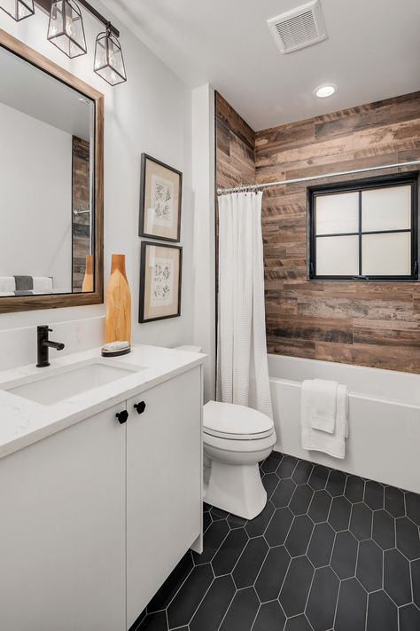 Tub Shower Combo Remodel, Graphic Tile, Small Bathroom With Tub, Clawfoot Tub Bathroom, Bathroom Tub Shower Combo, Bathtub Shower Combo, Bathroom Tub Shower, Cabin Bathrooms, Bathroom Farmhouse Style