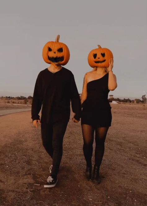 Pumpkin Couple, Pumpkin On Head Photoshoot Couple, Couple Pumpkin Head Photoshoot, Pumpkin Head Photoshoot Couple, Pumpkin Heads Couple, Halloween Parejas, Pumpkin Head, Halloween Costumes Makeup, Couple Halloween