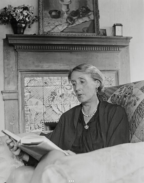 Virginia Woolf Portrait, Virginia Woolf Photo, Virgina Woolf, Virginia Wolf, Bloomsbury Group, People Reading, Women Writers, Art And Literature, Writers And Poets