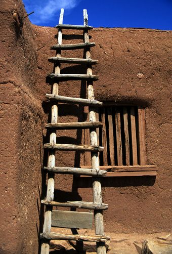 New Mexico Ladder Aesthetic, Mexico Houses, Ladder Art, Old Wood Ladder, Arab Architecture, Modern Mexican Home Decor, Wooden Ladders, Adobe Architecture, Modern Mexican Home