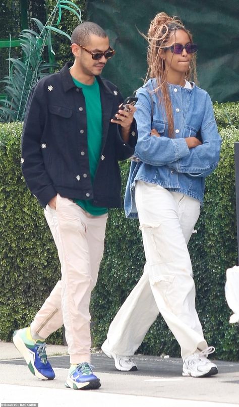 Sasha Obama Boyfriend, Malia Obama Style, Bright Green Outfit, Obama Daughter, Brentwood California, Beige Cargo Pants, Sasha Obama, Malia Obama, Dark Sunglasses