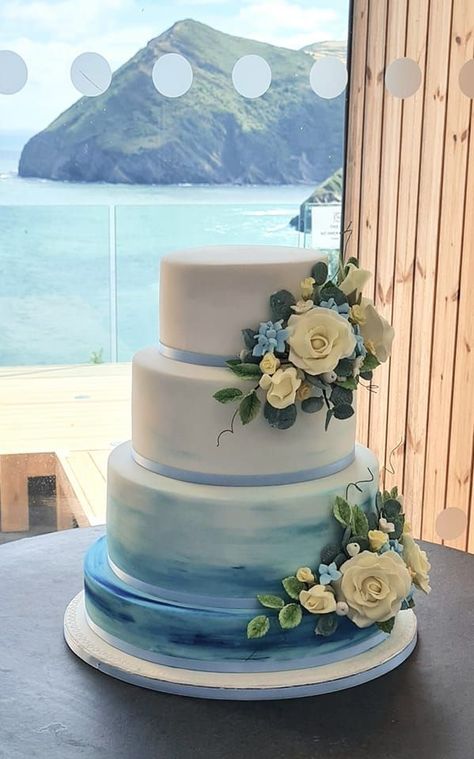 Wedding Cakes Beach Cake Wedding, Wedding Cakes Pastel, Beach Themed Wedding Cakes, Wedding Cake Designs Blue, Beach Wedding Arches, Beach Wedding Table Settings, Ocean Wedding Cake, Wedding Decorations Beach, Ocean Themed Wedding