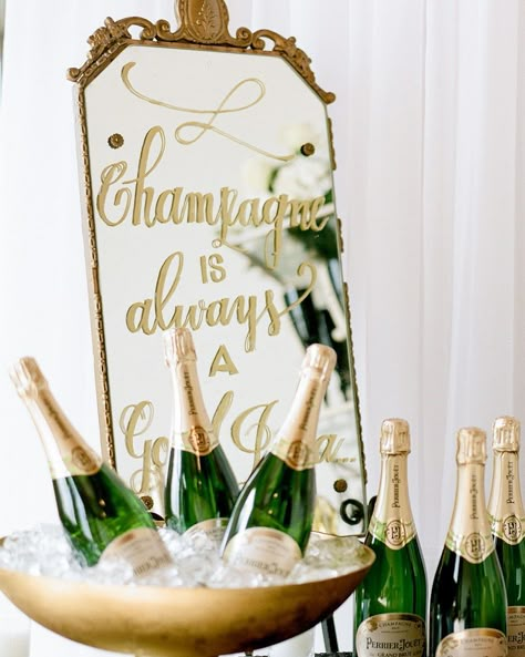 Champagne Ideas Party, Champagne Table Decorations, Champagne Ceremony Wedding, Champagne Ideas, 30th Birthday Champagne Theme, Champagne Theme Bridal Shower Ideas, Champagne 50th Birthday, Moet Party Decor, Champagne And Popcorn