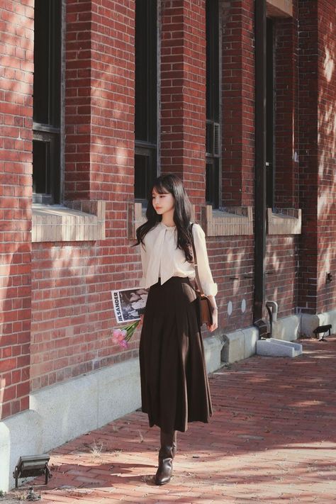 Feminine Outfits Winter, Modest Feminine Outfits, Korean Fashion Classy, Korean Fashion Dress, Style Japonais, Fashionista Clothes, Modest Fashion Outfits, Mode Inspo, Feminine Outfit