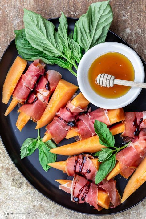 Prosciutto Melon Salad, Melon And Prosciutto Salad, Melon Prosciutto Appetizer, Melon With Prosciutto, Prosciutto And Melon Appetizers, Melon And Prosciutto Appetizers, Melon Starter, Kitchenette Recipes, Melon And Prosciutto