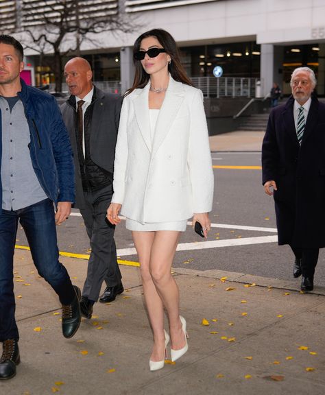 Anne Hathaway Gives Us Range in Two Winter-White Looks Pants Trend, White Cargo Pants, Winter Whites, Cropped White Tee, Corporate Chic, Glamour Uk, Pant Trends, Anna Wintour, Latest Celebrity News