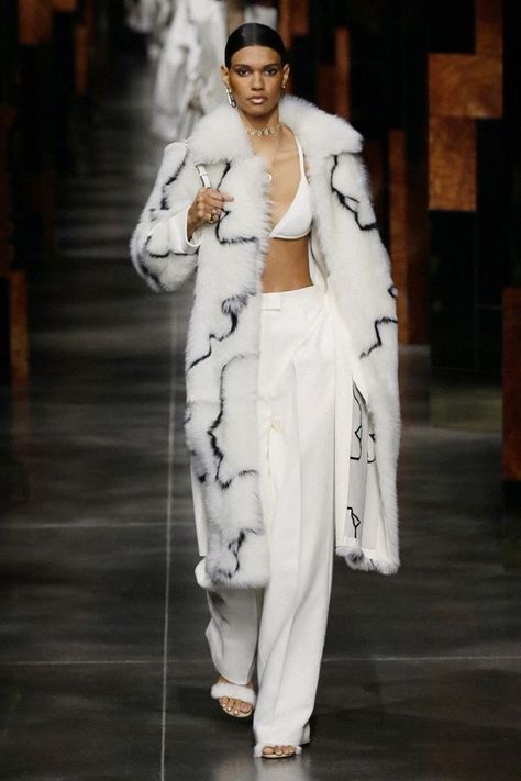 Fendi 2022 Spring Summer, Nyfw 2022, Singer Aesthetic, Runway Moments, Visionary Fashion, Runway Outfits, Spring Summer 2022, 2022 Fashion, Summer 2022