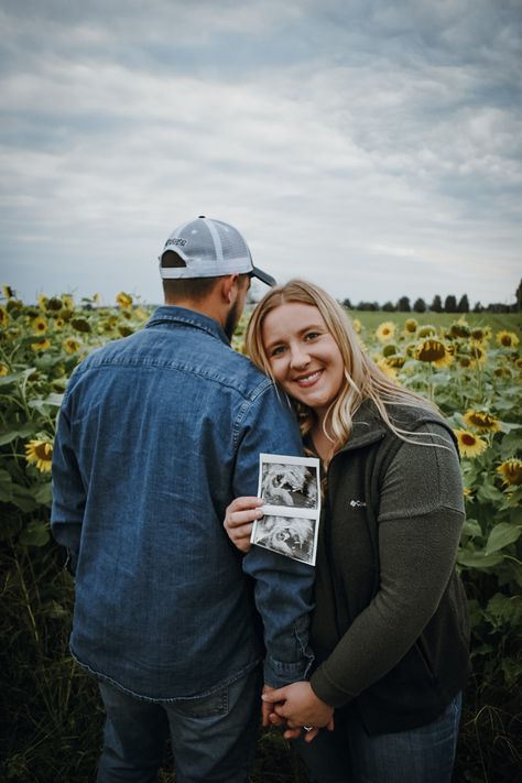 Sunflower Field Pregnancy Announcement, Sunflower Pregnancy Announcement, Pregnancy Announcement Photography, Baby Sunflower, Announcement Photoshoot, Baby Singing, Pregnancy Pics, Baby Announcement Photoshoot, Sunflower Patch