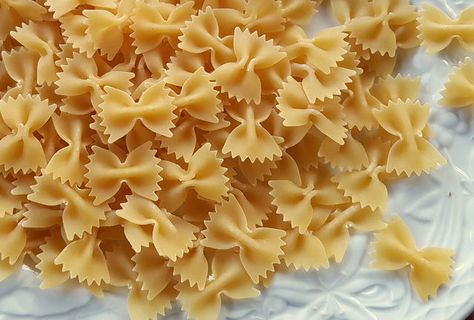 Butterfly Pasta, Picture Of Butterfly, Bow Tie Noodles, Different Types Of Pasta, Vegan Staples, Types Of Pasta, Noodle House, Pasta Types, Farfalle Pasta