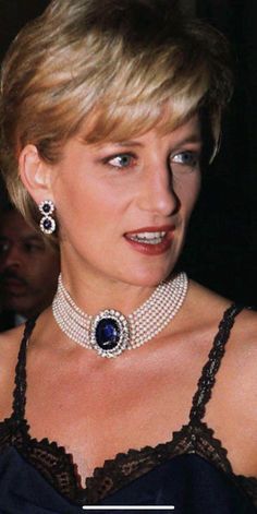 Lady Diana Necklace, Diana Spencer Jewelry, Diana Costume, Royal Necklaces, Princess Diana Jewelry, Royal Family Fashion, Blue Diamond Necklace, Stone Jewellery Designs, Princess Diana Fashion