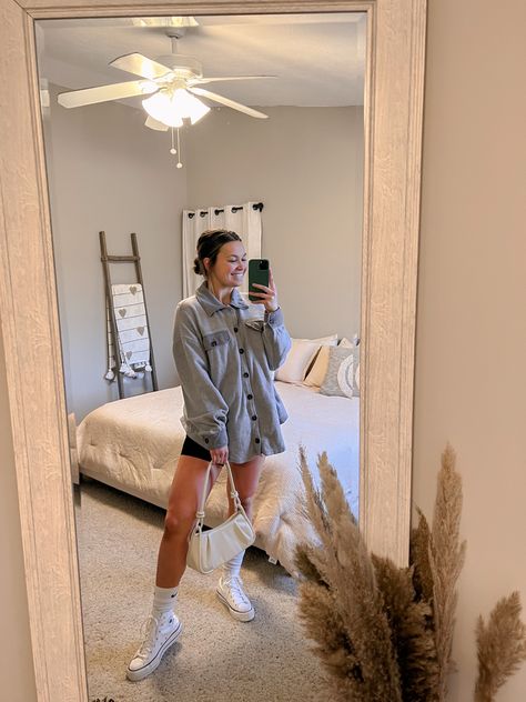 Girl taking mirror selfie in boho themed master bedroom while holding a cream colored handbag wearing an oversized shirt with biker shorts and platform shoes/tall socks. Tennis Shoes With Socks Outfit, Converse With Nike Socks Outfit, Tall Converse Outfit, Chuck Taylor Platform Outfit, White Chucks Outfit, Long Socks Outfits, Shoes With Socks Outfit, Outfit Mirror Pics, Outfits With Nike Socks