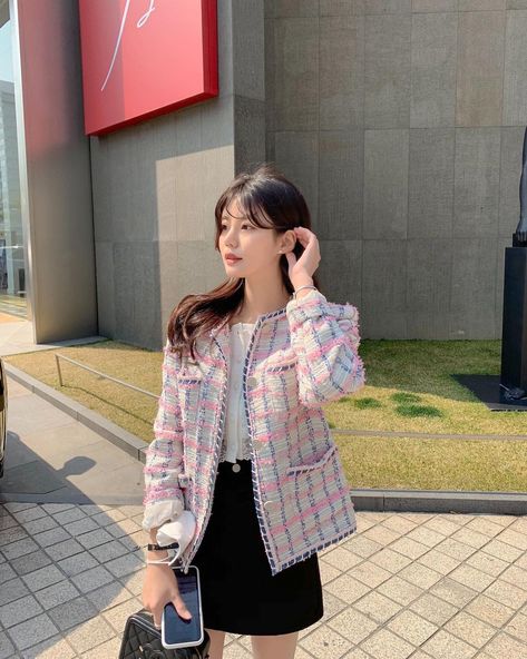 Tweed Cardigan Outfit, Pink Tweed Jacket Outfit, Outer Korean Style, 2024 Ootd, Tweed Jacket Outfit, Outfit Outer, Tweed Crop Top, Ulzzang Outfit, Pink Tweed Jacket