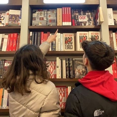 Library Love Couple, Book Store Date Aesthetic, Couple Book Aesthetic, Library Couple Aesthetic, Library Date Couple, Study Date Couple, Library Date Aesthetic, Couple In Library, Couples Reading Books