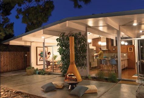 Dark Mid Century Modern, Mid Century Backyard, Eichler House, Mid Century Modern House Plans, Mid Century Modern Exterior, Mid Century Exterior, Eichler Homes, Food Appetizers, Bowl Food