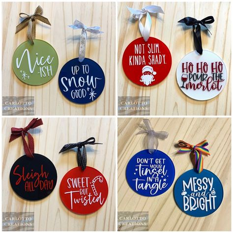 Funny Christmas Ornaments Diy, Christmas Ornament Tags, Vinyl Ornaments, Friend Christmas Ornaments, Funny Christmas Ornaments, Handmade Gifts Diy, Funny Friends, Friend Ornament, Christmas Kindergarten