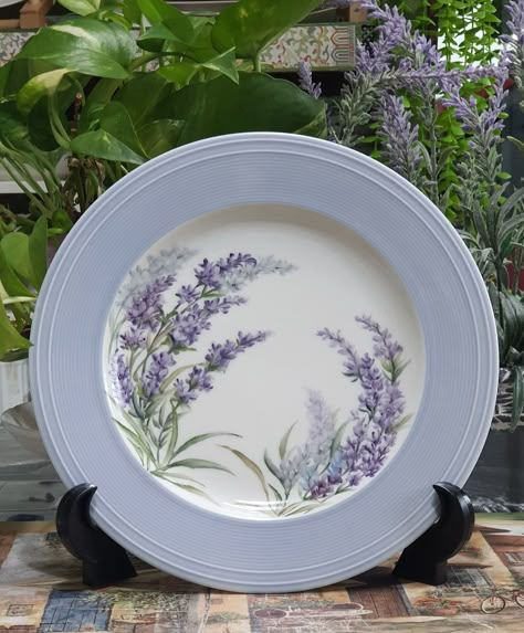 Coffee Mug Crafts, Lavender Decor, Fine China Dinnerware, Ceramics Pottery Bowls, Painted Ceramic Plates, Vintage Crockery, Pretty Plates, Porcelain Dish, China Painting