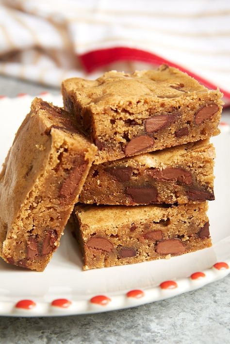 Double Chocolate Chunk Blondies are packed with plenty of brown sugar and two kinds of chocolate. A fantastic quick-and-easy dessert! Chocolate Chunk Blondies, Eating Cookie, Chocolate Chip Pie, Chocolate Cobbler, Chocolate Chip Blondies, Chocolate Torte, Chocolate Chunk, Köstliche Desserts, Brownie Bar