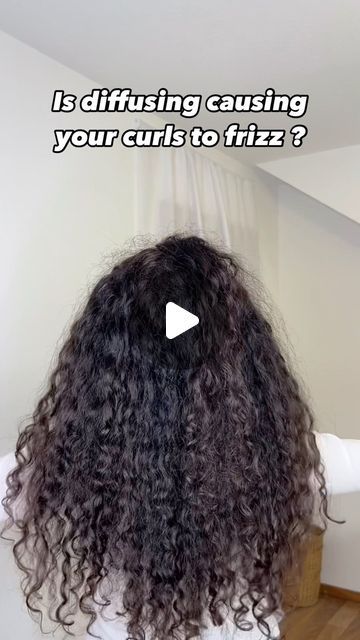 Curly M on Instagram: "How to diffuse your curly hair without causing frizz! Save this for your next washday🫶🏻✨

I used the @bouncecurl light oil to break the gel cast/crunchiness 💖

#diffusing #curlyhair #diffusingcurls #curlyhairroutine #curlyhairtips #naturalcurls" How To Diffuse Curly Hair, Oil For Curly Hair, Frizzy Curly Hair, Curly Hair Routine, Frizzy Hair, Curly Hair Tips, Natural Curls, Hair Ideas, Curly Hair