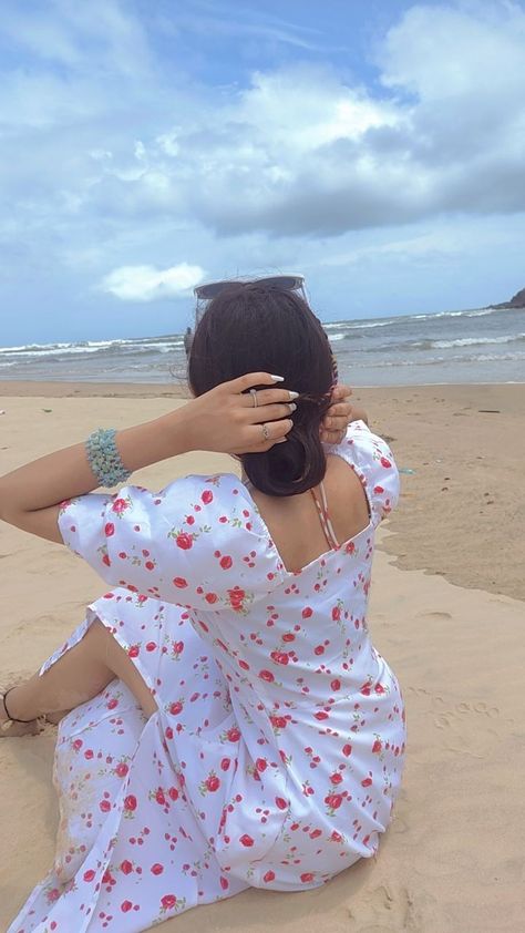 Beach photography 🌊 Goa Picture, Goa Photography Ideas, Goa Outfits Beach, Goa Girl, Lehnga Photoshoot Poses, Goa Aesthetic, Goa Dress, Goa Outfits, Goa Trip