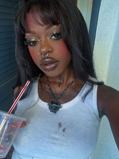 Black Alternative Makeup, Two Eyebrow Piercing, Piercings Eyebrow Girl, No Eyebrows Makeup, Double Eyebrow Piercing, Anti Eyebrow Piercing, Goth Eyebrows, Brow Piercing, Eye Tut