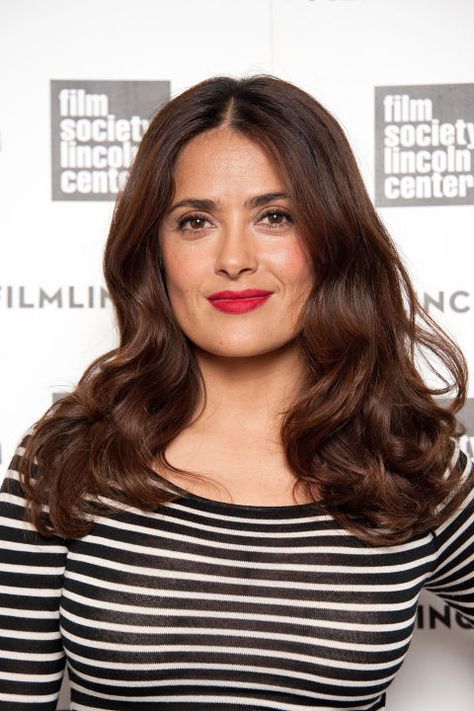 The 51-year-old actress and former model uses soft curls to accentuate her big brown eyes. To get the look, use classic foam rollers on damp hair, then brush your hair out in the morning. Salma Hayek Hair, Salma Hayek Style, 50 Hairstyles, Selma Hayek, Foam Rollers, Kelly Ripa, Soft Curls, Hazel Eyes, Salma Hayek