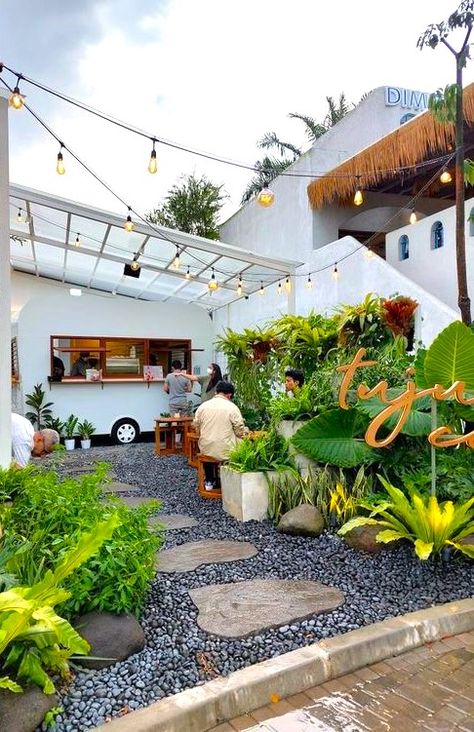 Small Outdoor Cafe Design Ideas, Small Rooftop Cafe Ideas, Cafe House Design Coffee Shop, Small Garden Cafe, Outdoor Coffee Shop Design, Garden Cafe Design Outdoor Coffee Shop, Small Outdoor Cafe, Outdoor Cafe Design Low Budget, Coffee Shop Design Outdoor