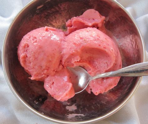 Strawberry Frozen Yogurt from My Pantry Shelf Easy Sorbet, Milk Ice Cream Recipe, Recipe For Rice, Budget Desserts, Strawberry Frozen Yogurt, Kidney Friendly Diet, Homemade Greek Yogurt, Longest Day Of The Year, Cup Plant